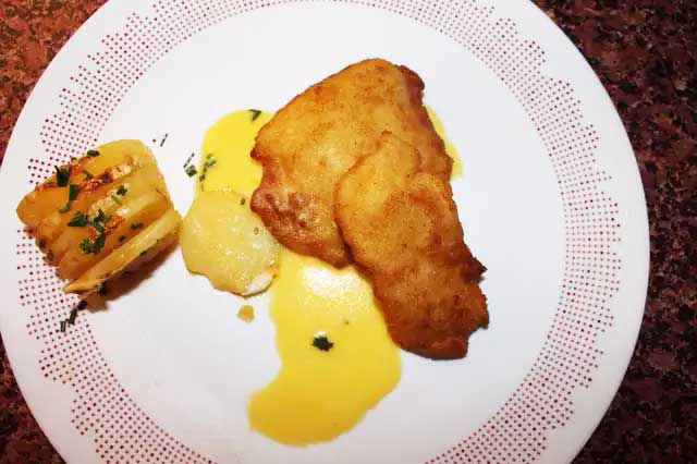 Villaroy chicken fillets with Velouté sauce